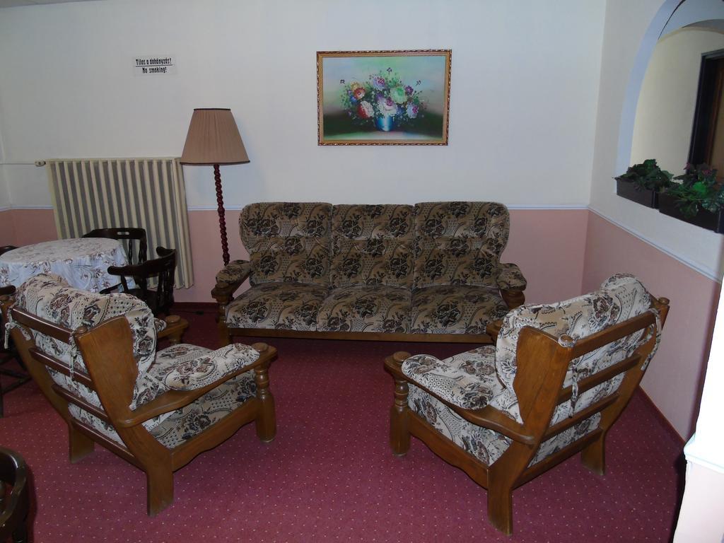 Fonix Panzio Hotel Papa Exterior photo