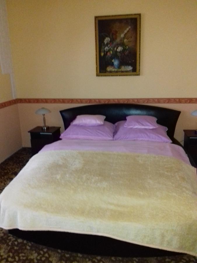 Fonix Panzio Hotel Papa Exterior photo